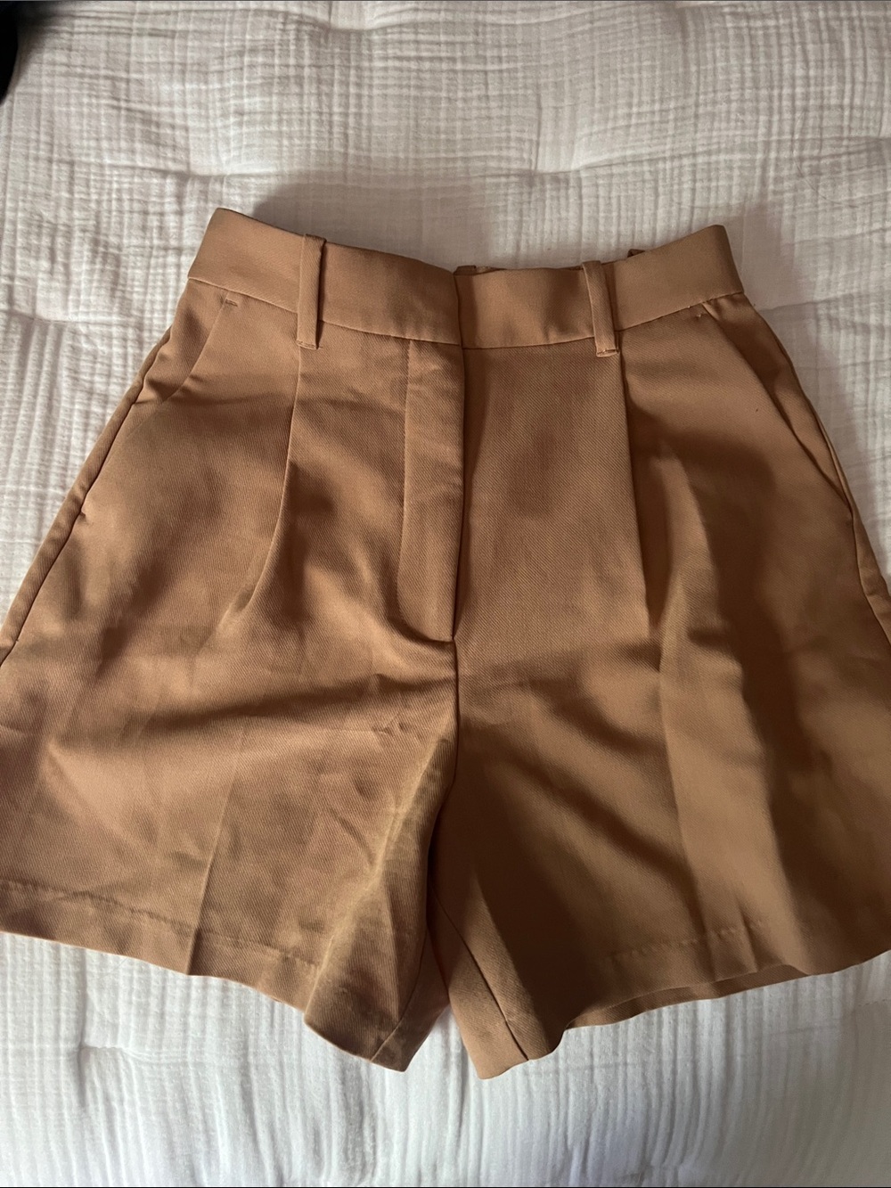 Abercrombie & Fitch High-Waist Tailored Shorts in Camel Brown